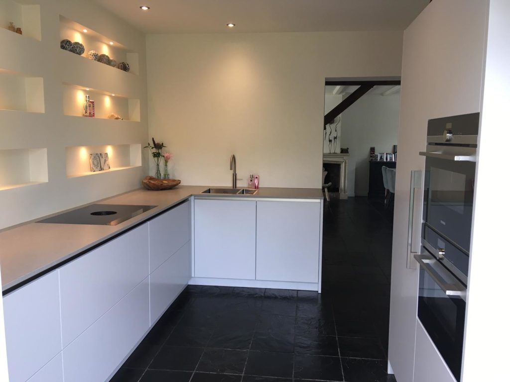 strakke keuken in de kleur wit