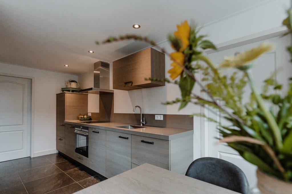 eigentijdse keuken in de kleur grijs, taupe kleur