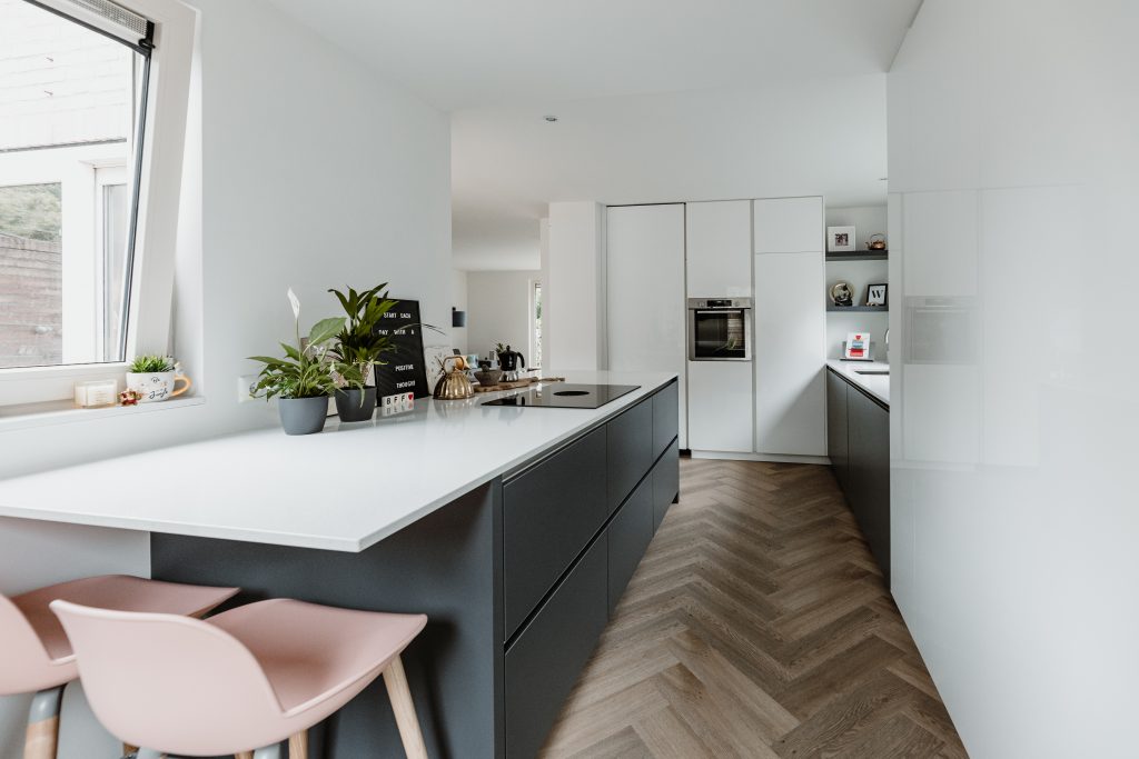 strak moderne keuken in de kleuren grijs wit