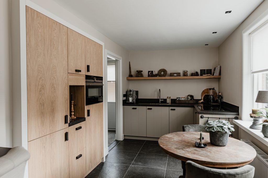 landelijke keuken in de kleur grijs met lichthout
