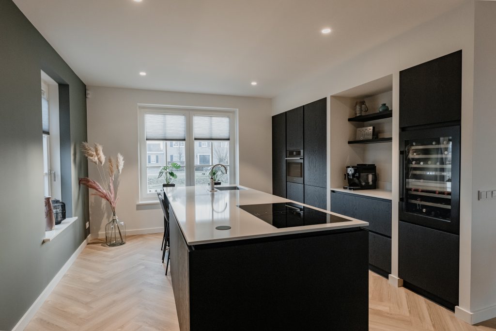 moderne keuken in de kleur zwart