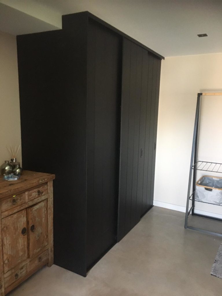 opberg kast in de kleur zwart