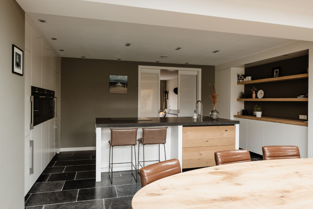 keuken in de kleur wit met houten afwerking