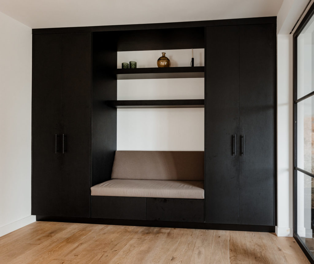 kastenwand met loungebank