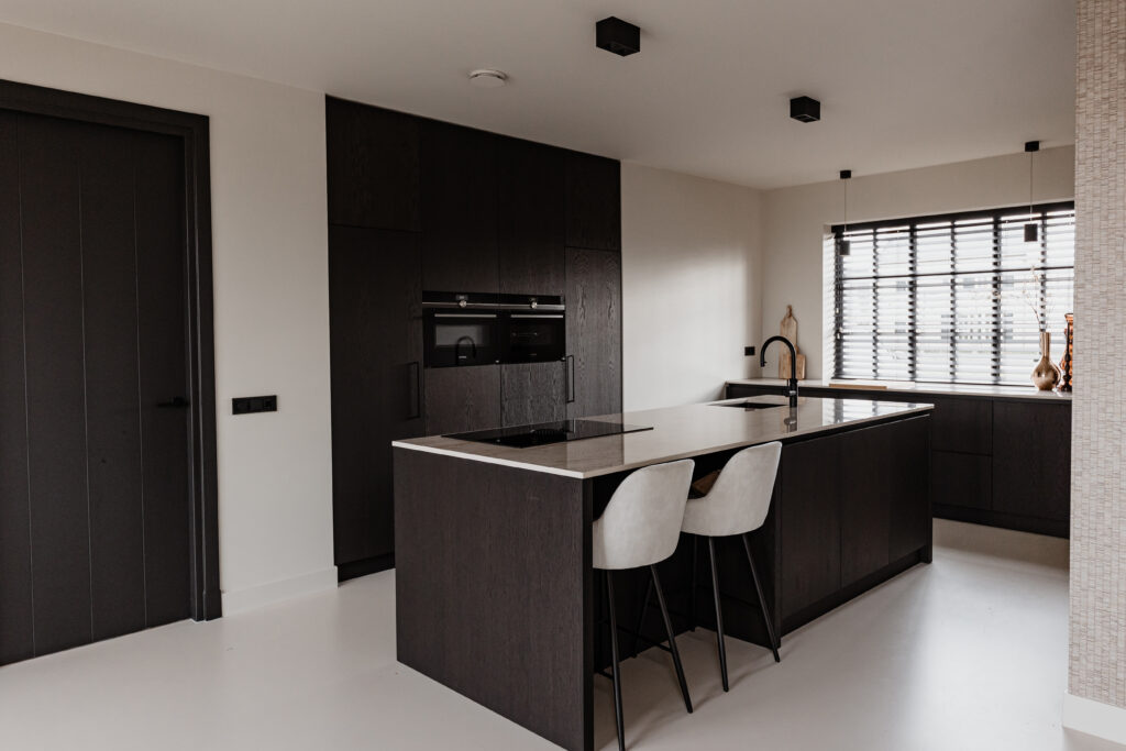 moderne keuken in de kleur zwart