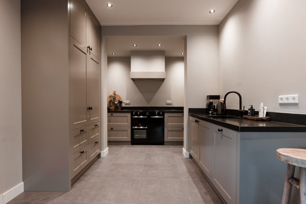Landelijke keuken in de kleur taupe